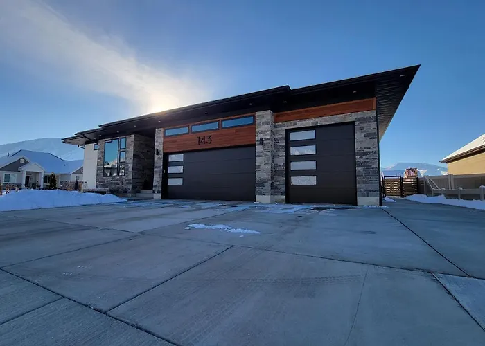 Spacious & Modern Apartment, Close To Universities And Mountains